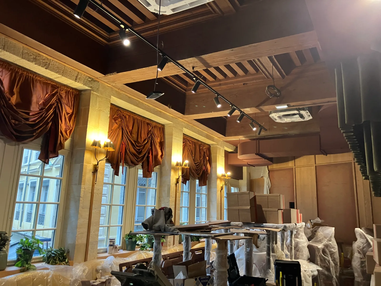rénovation électrique d'une salle de restaurant de brasserie à Lyon, chantier en cours