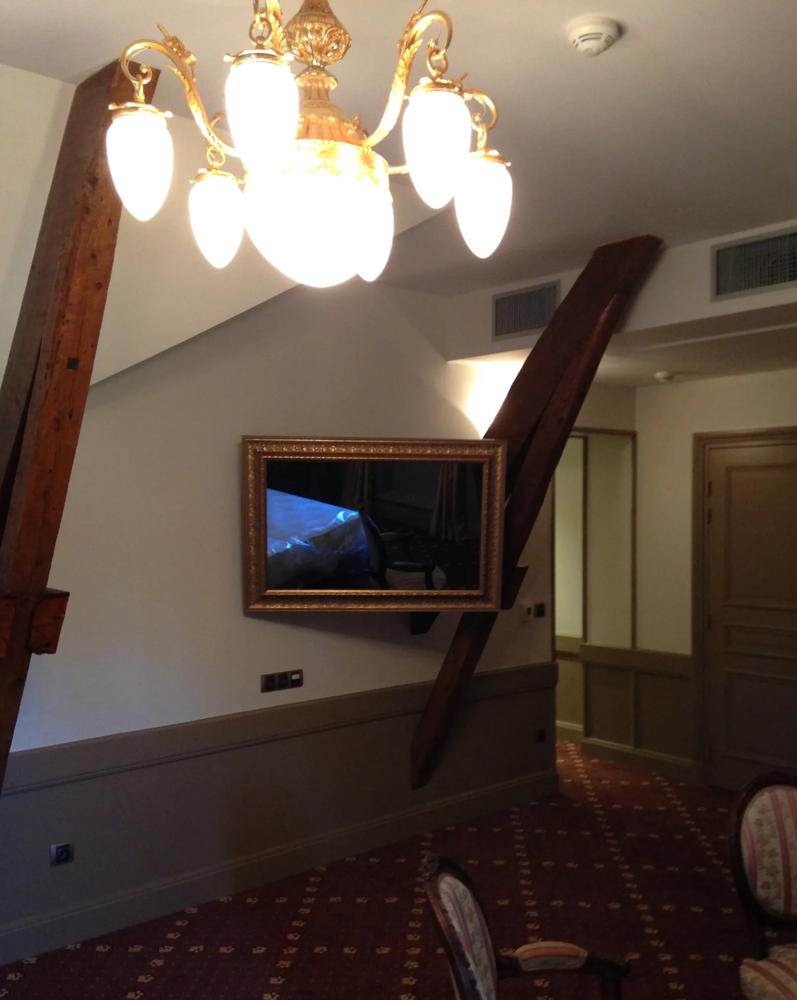 rénovation électrique d'une salle sous charpente du Château des Creusettes