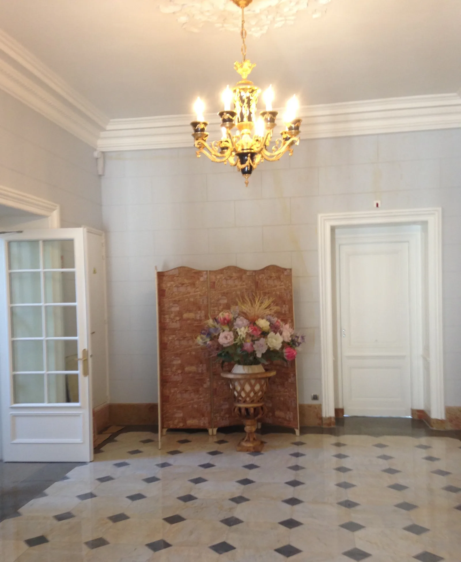 éclairage d'un salon de réception du Château des Creusettes
