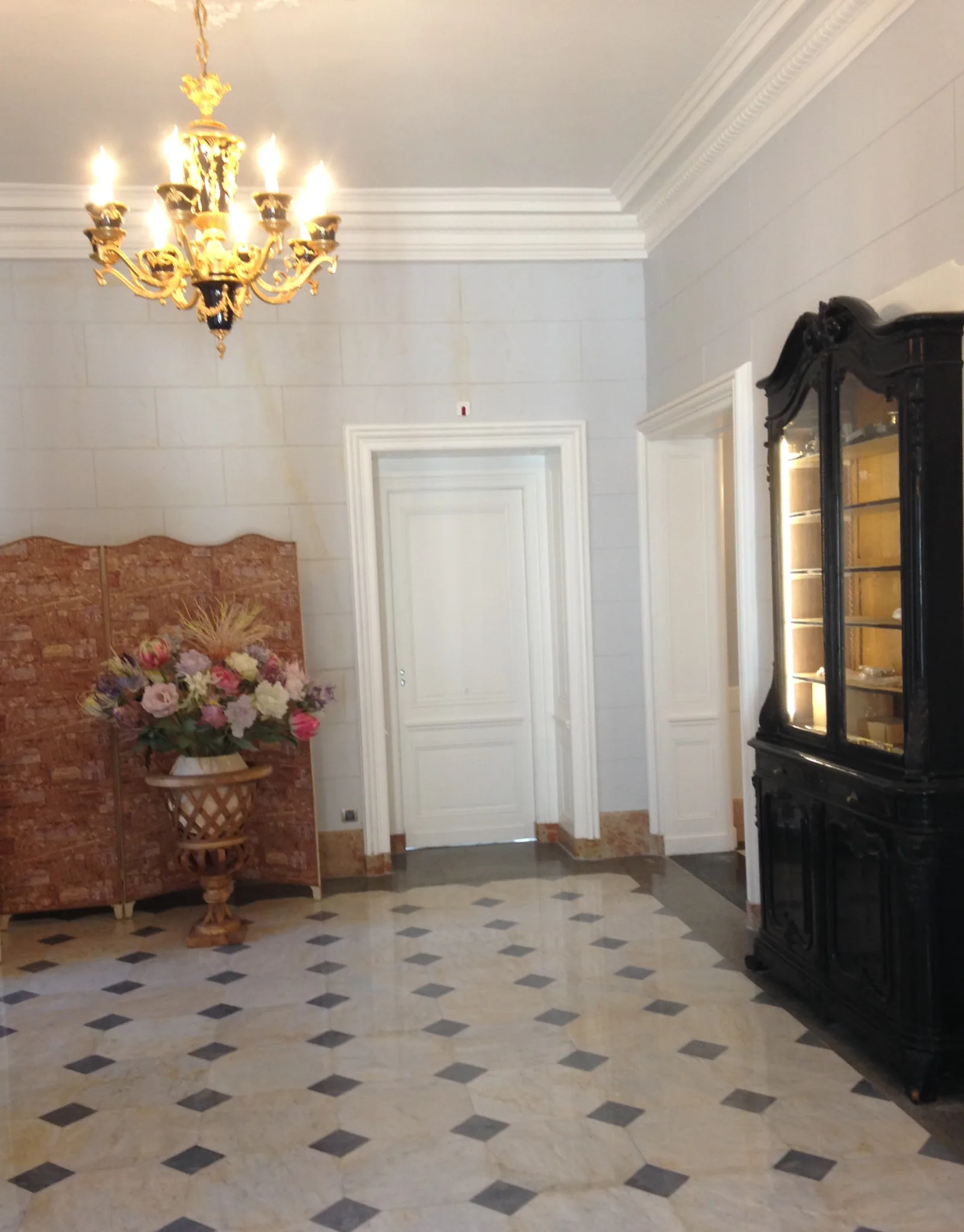 lustre d'un salon de réception du Château des Creusettes