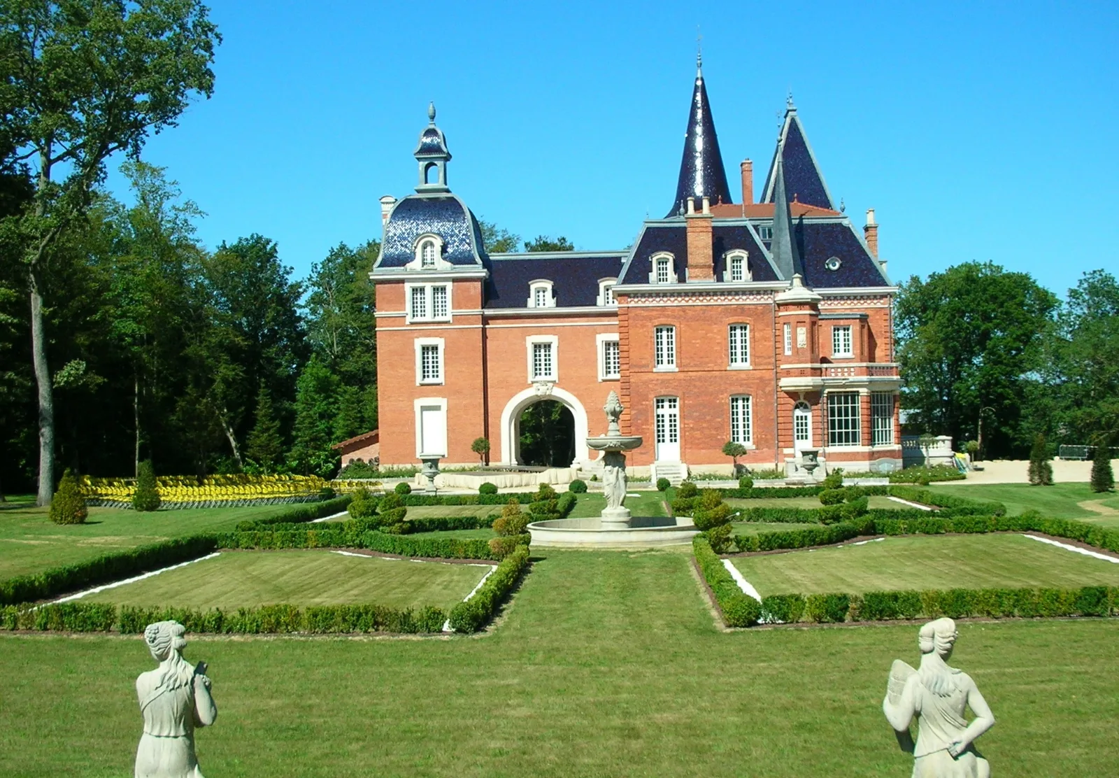 parc et façade du Château des Creusettes après rénovation électrique
