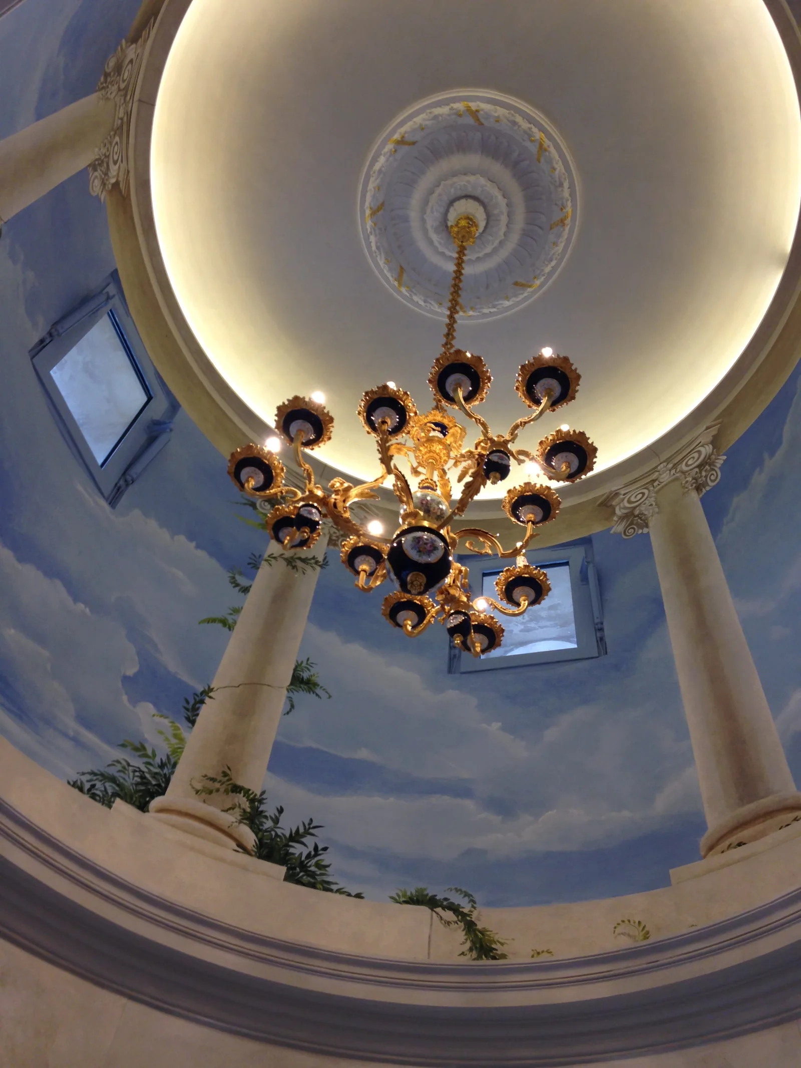 lustre suspendu dans la coupole du Château des Creusettes