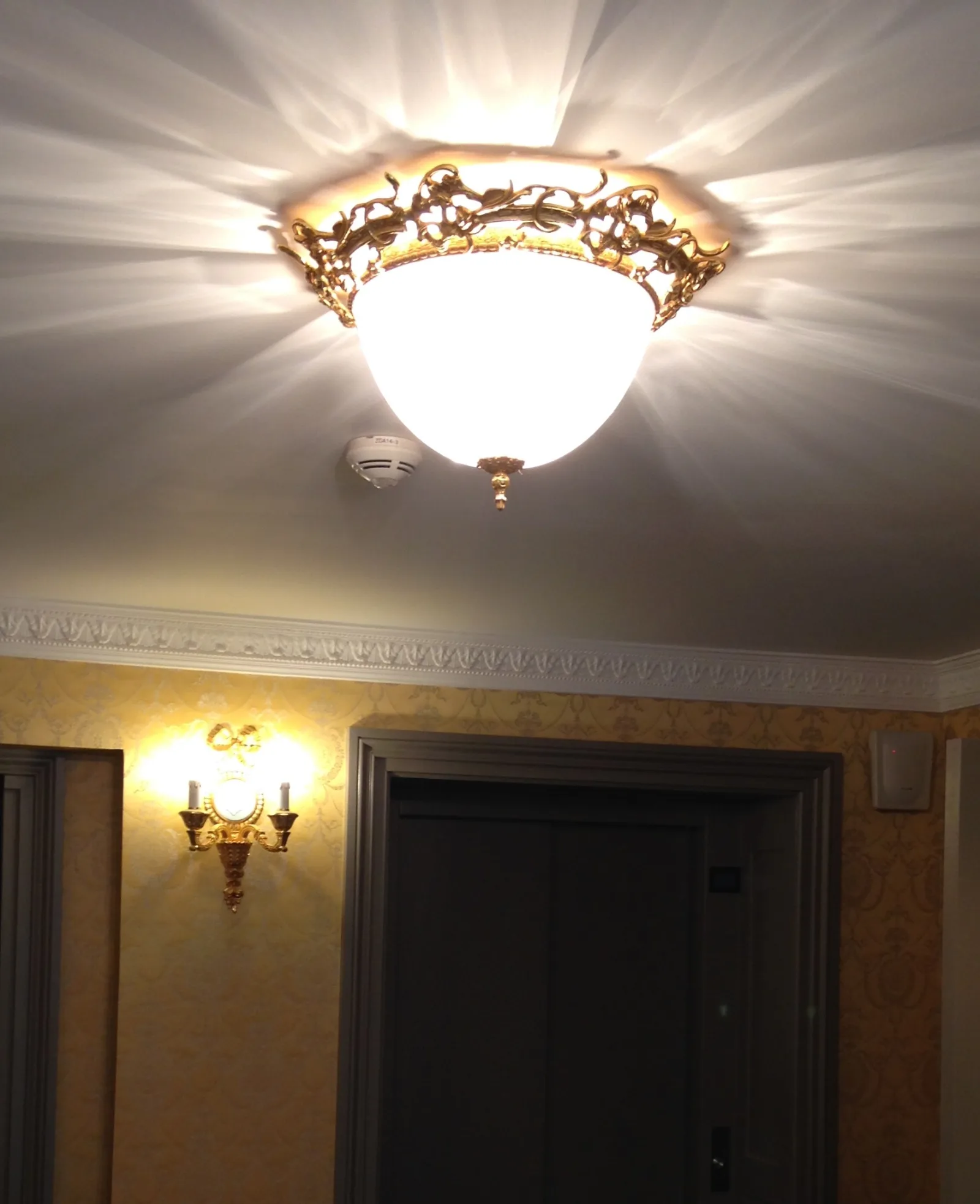 plafonnier et appliques d'un couloir du Château des Creusettes