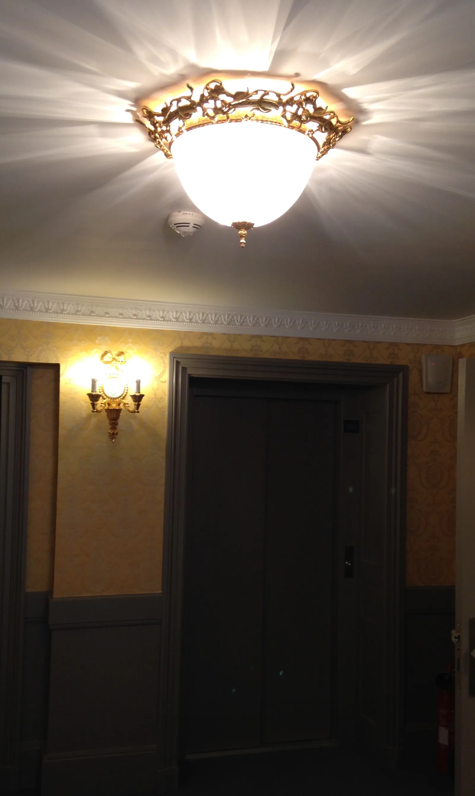 éclairage d'un couloir du Château des Creusettes