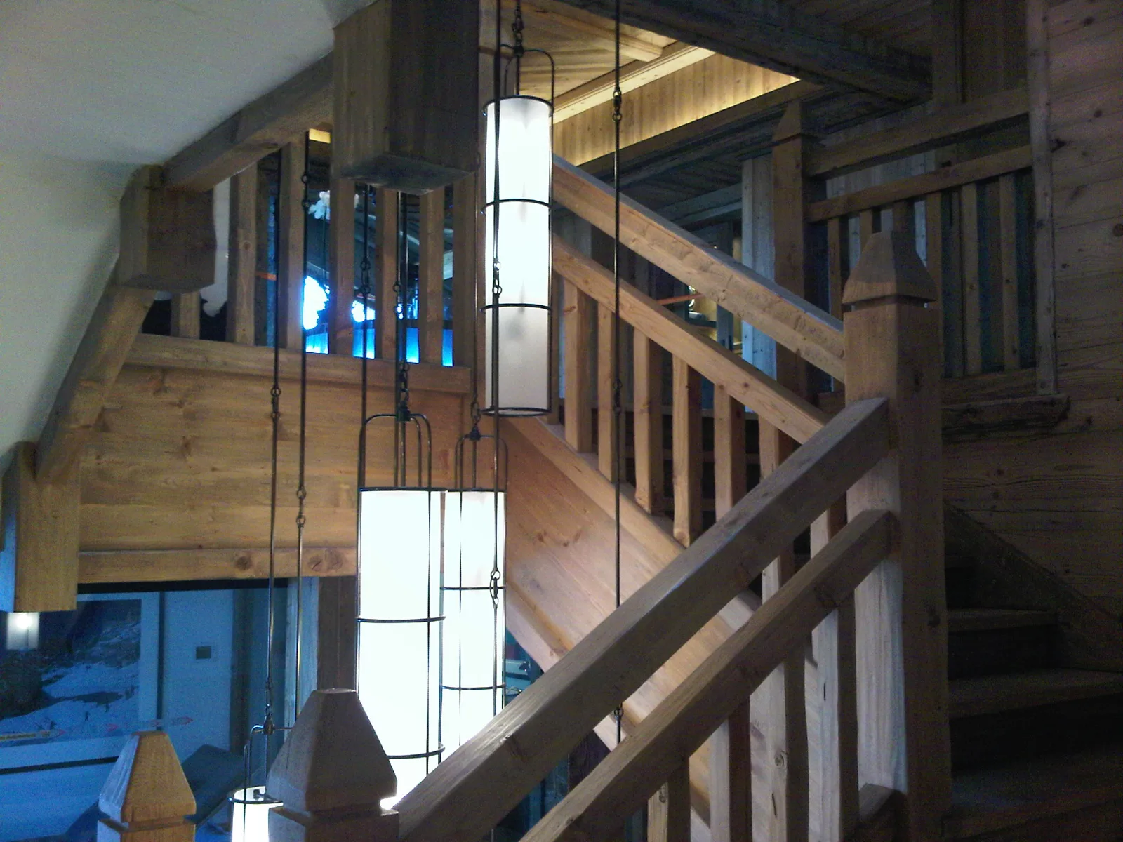 éclairage de la cage d'escalier d'un chalet de luxe à Megève