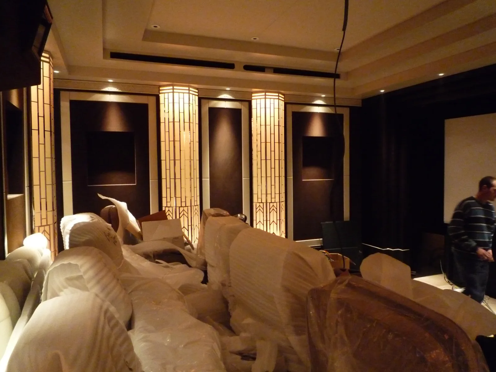 salle de cinéma d'un chalet à Megève en cours d'aménagement électrique