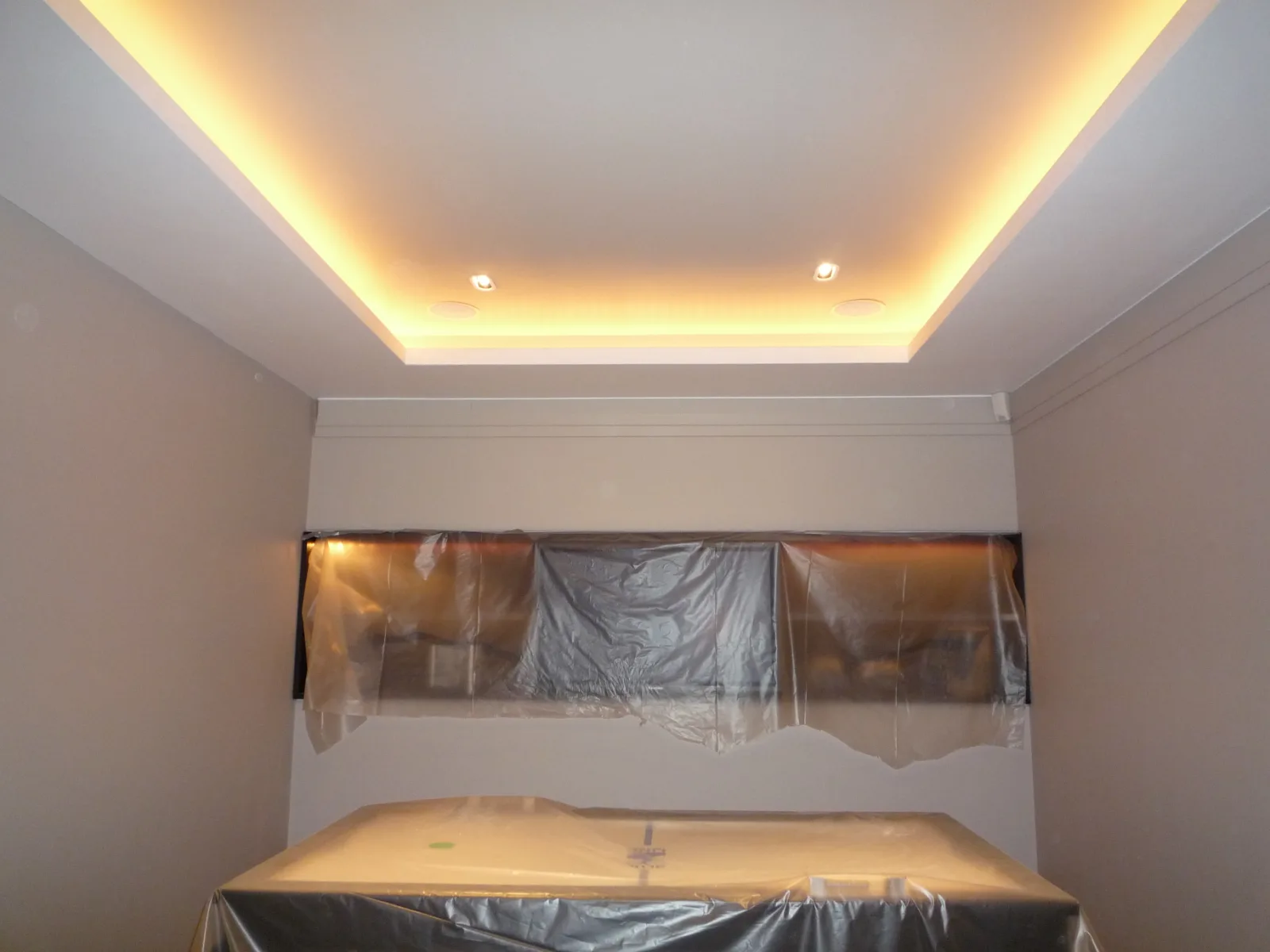 corniche lumineuse d'une chambre de chalet à Megève