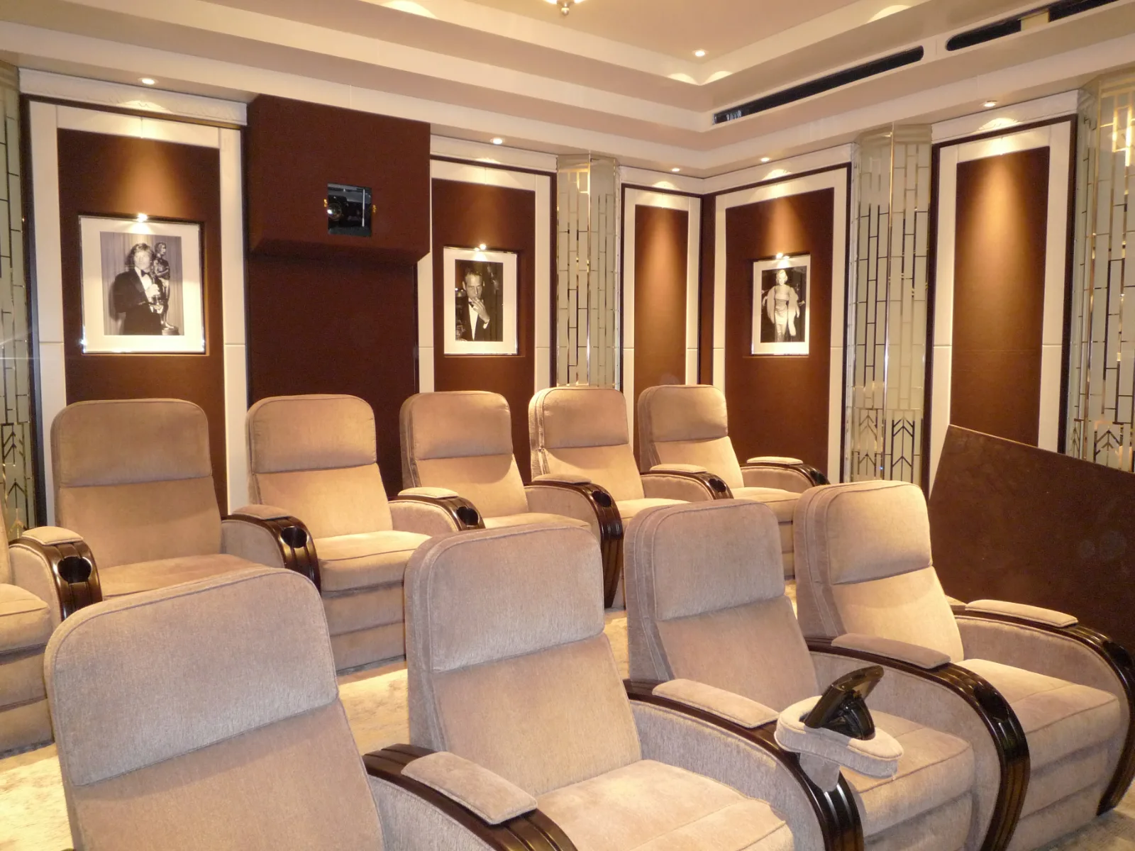 salle de cinéma équipée d'un chalet de luxe à Megève
