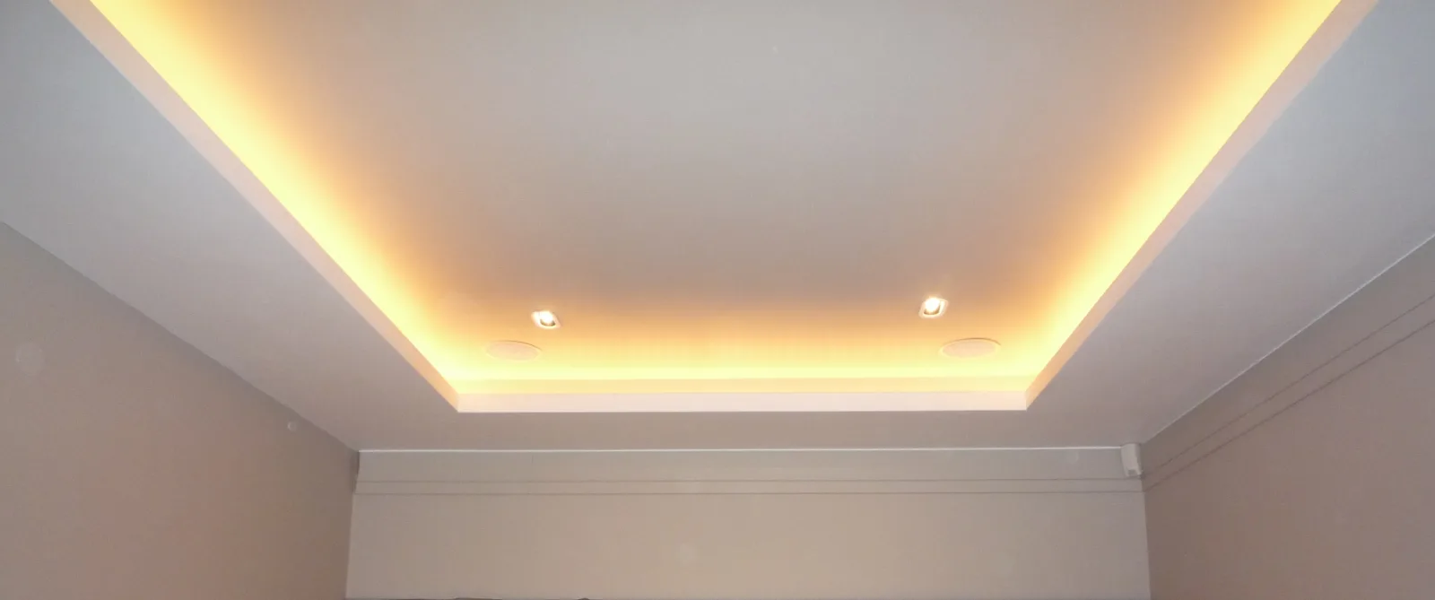 corniche lumineuse d'un plafond de chalet à Megève