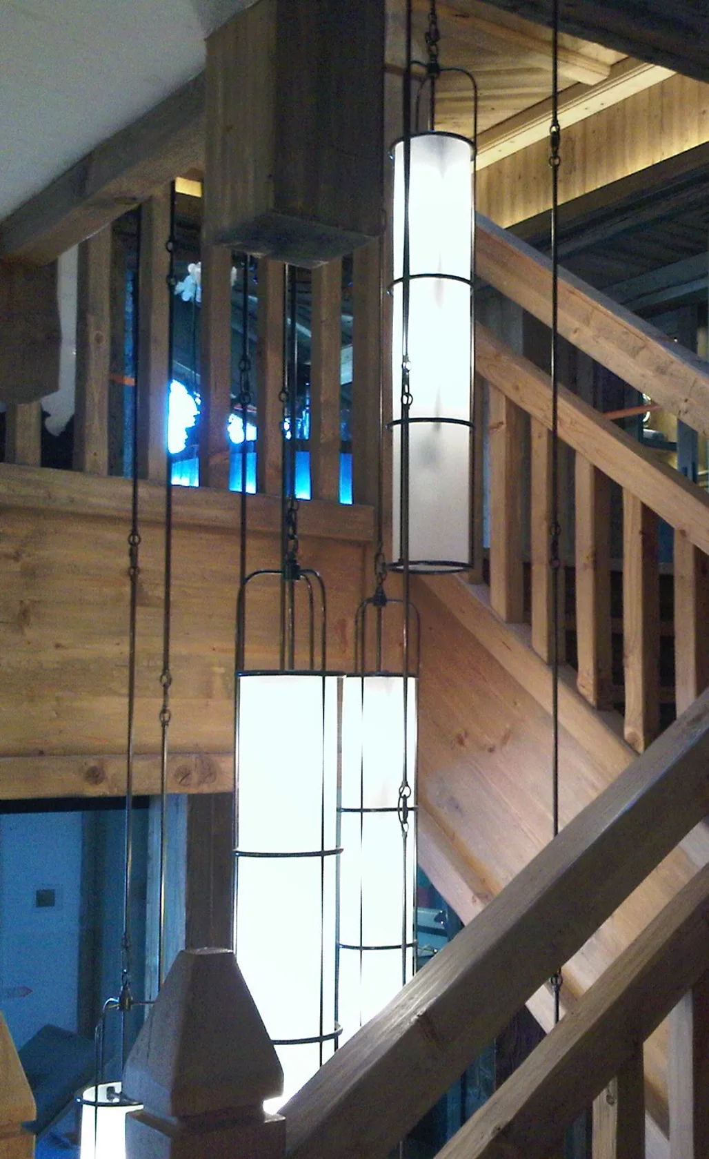vue verticale de l'éclairage d'escalier d'un chalet à Megève